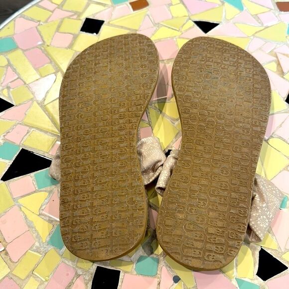 Sanuk Yoga Beige Patterned Fabric Flip Flops Size 9 Barely Worn - Picture 3 of 3